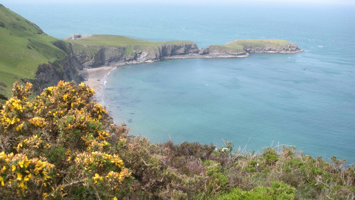 Tan-y-groes House | 2 bedroom cottage in beautiful village, only 3 minutes walk from beach