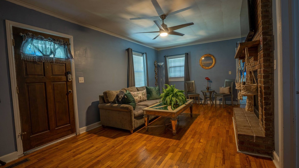 Anniston House | 2 Bedroom cottage with home gym!