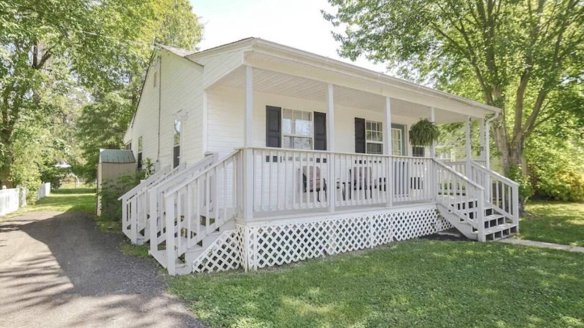 Valley Lee Cottage | 2 Bedroom Cozy Beach Cottage with Water Access