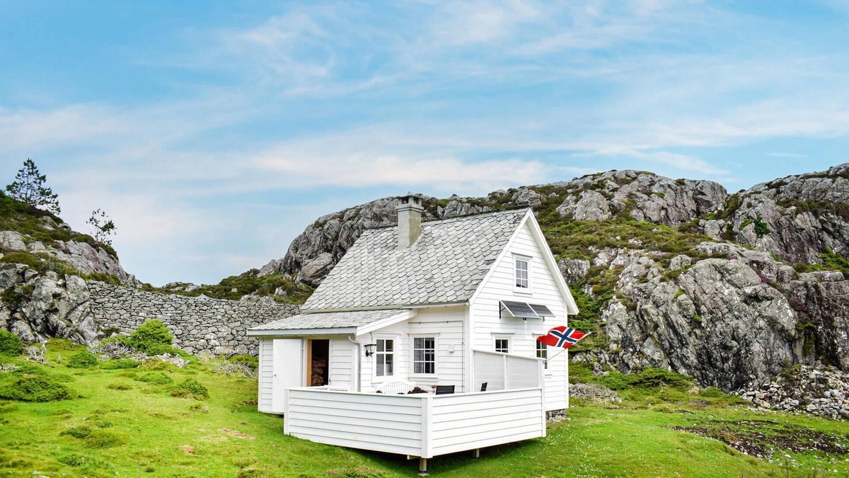 Selbjorn House | 2 bedroom cozy home in Stolmen