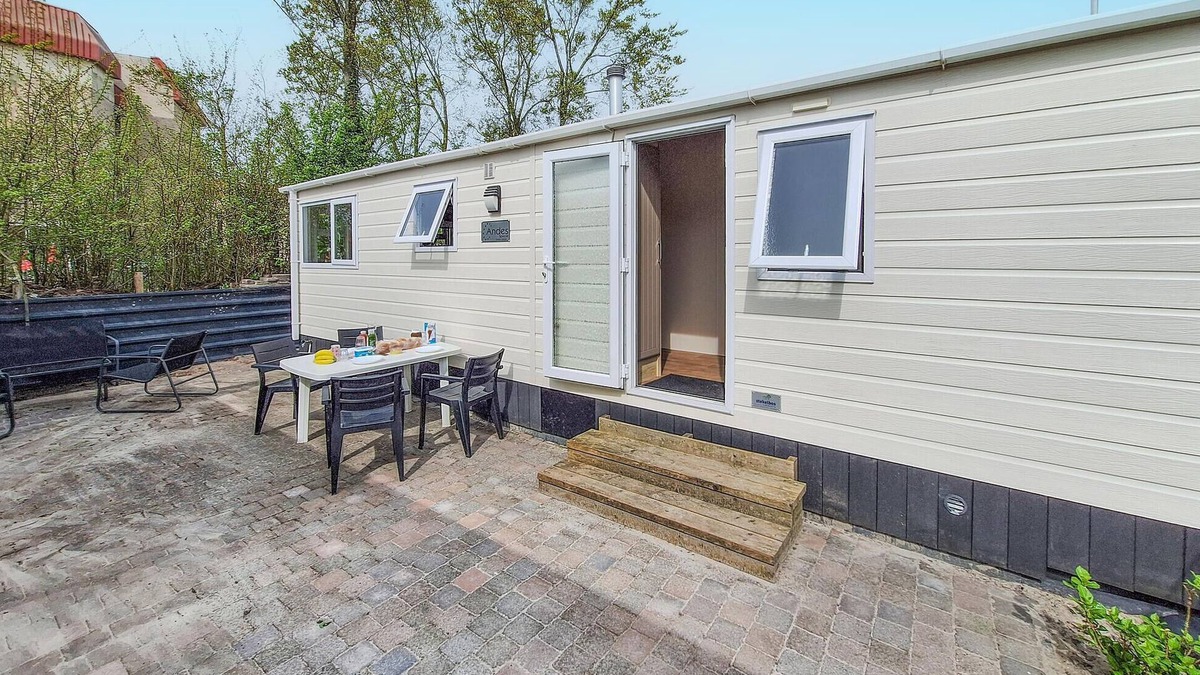 Makkum House | 2 bedroom cozy (sta)caravan in Makkum