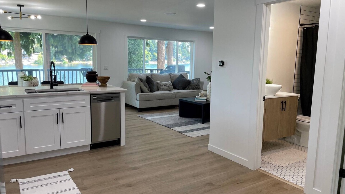 SeaTac House | 2-bedroom Cozy Waterfront Cottage