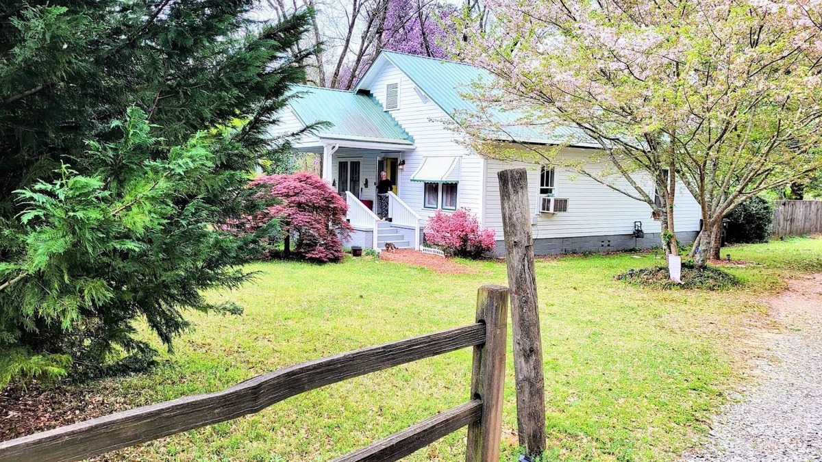 Farmington House | 2-bedroom cute farmhouse near Athens, GA