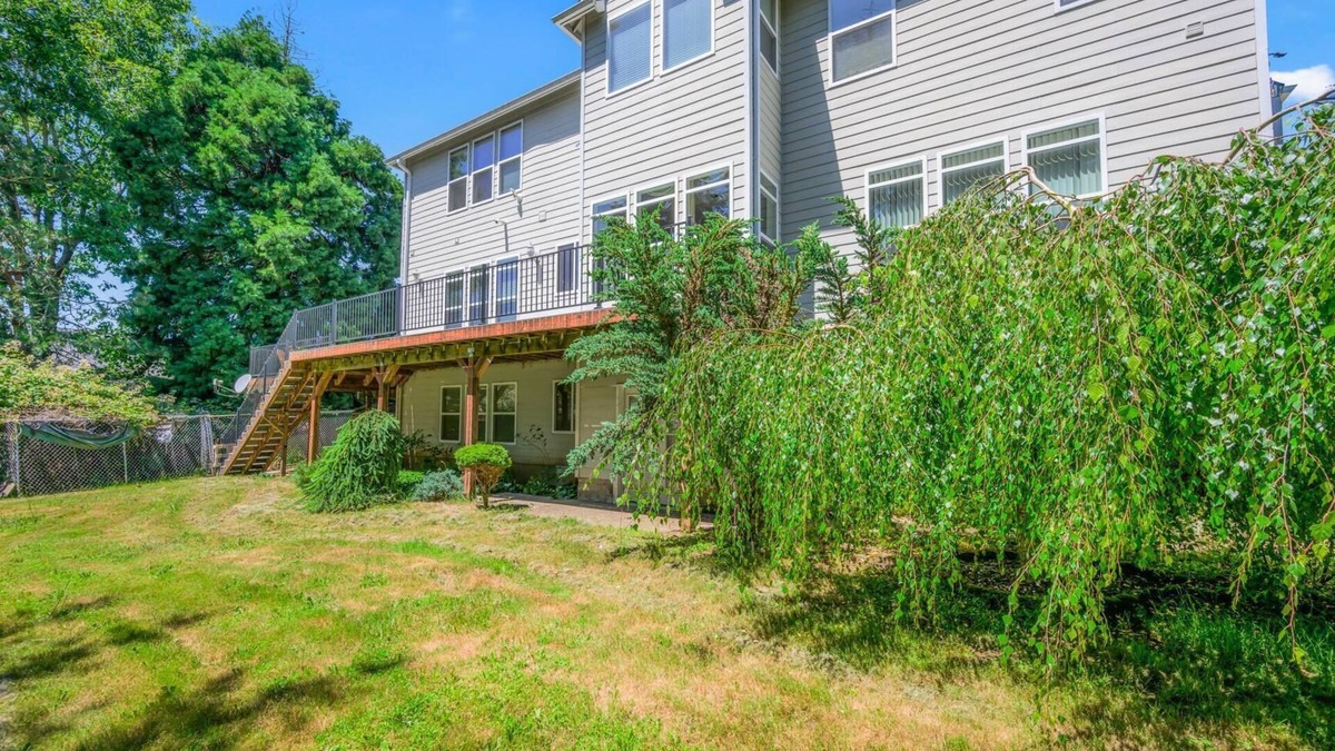 Powellhurst-Gilbert Apartment | 2 Bedroom Daylight Basement fully stocked