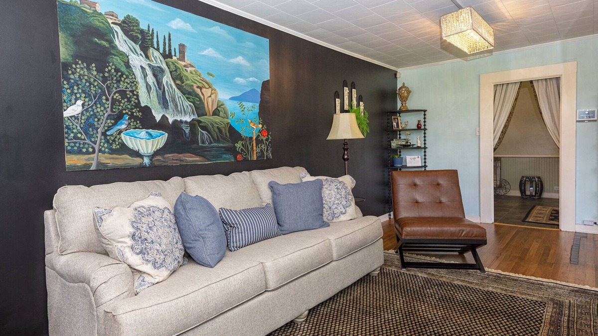 Bainbridge House | 2 bedroom downstairs The Henry House and Queen pull out sofa