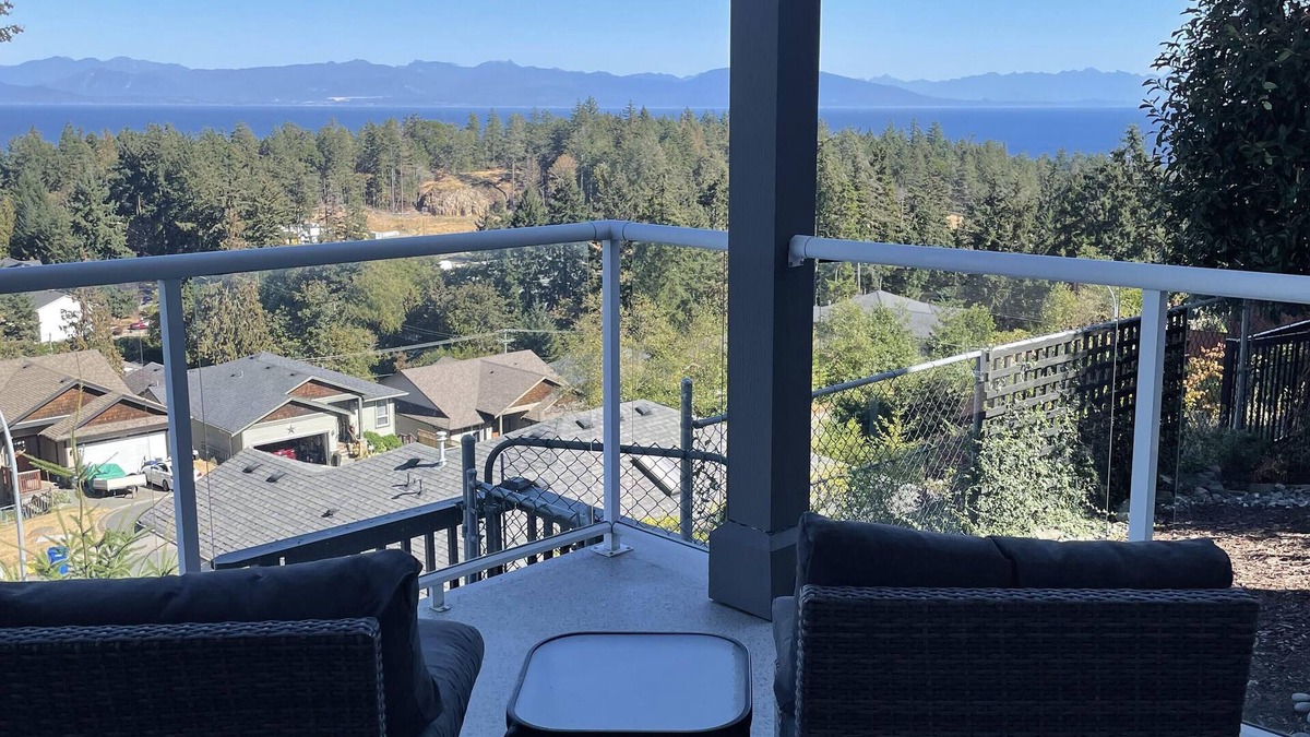 Regional District of Nanaimo House | 2 bedroom Executive home - Ocean View- 10 min walk to the beach