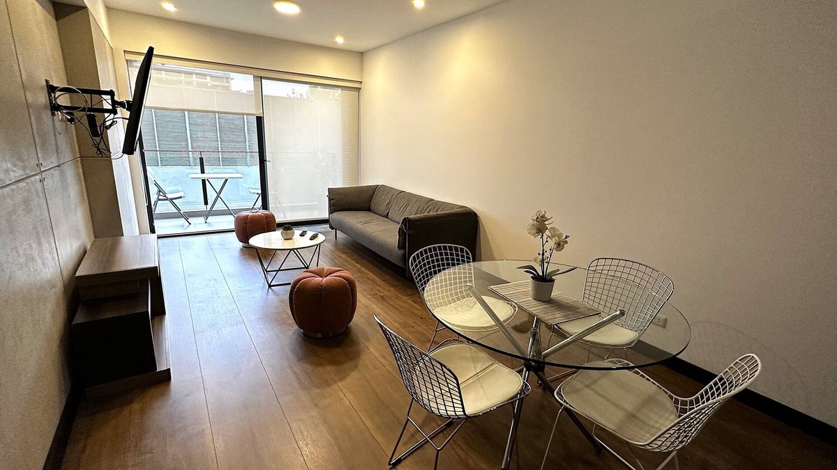 Sector 1 Apartment | 2 bedroom Executive Apartment Business Area San Isidro Near Lima Golf Club