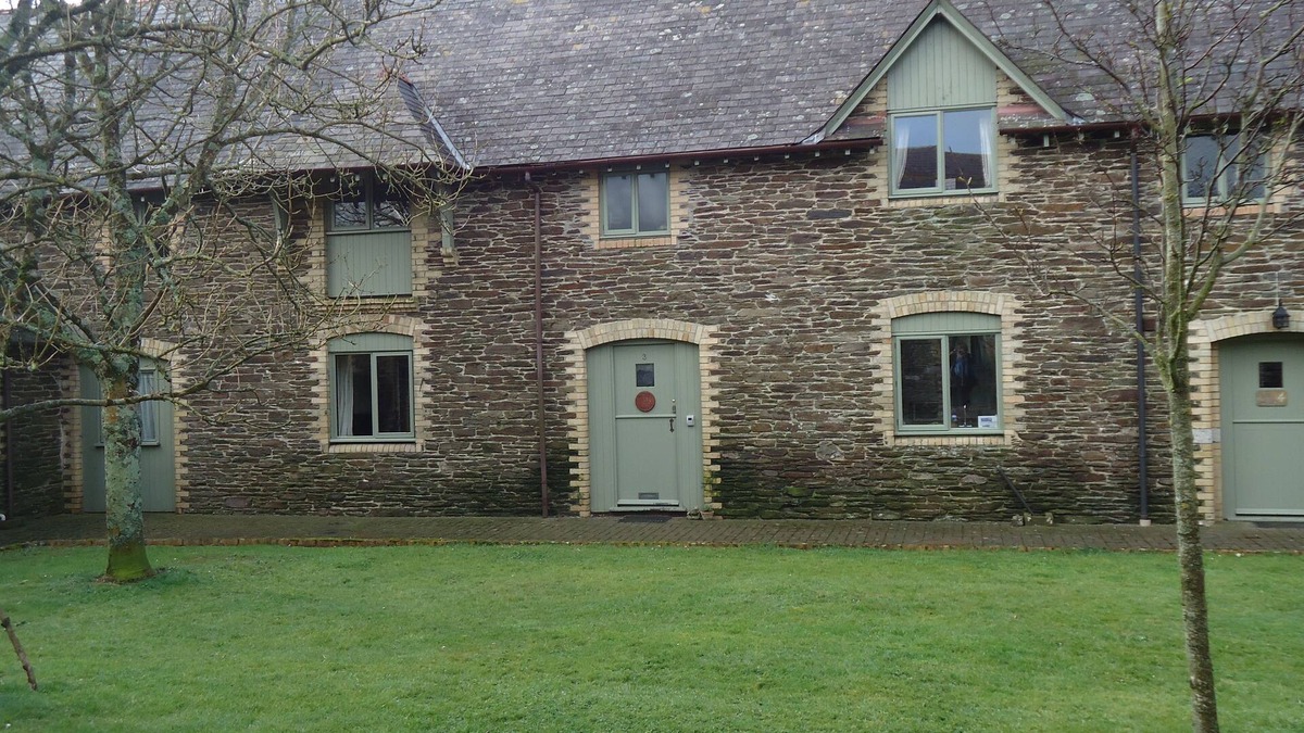 Noss Mayo Cottage | 2 Bedroom (Family and Dog Friendly) Victorian Grade ll stable conversion