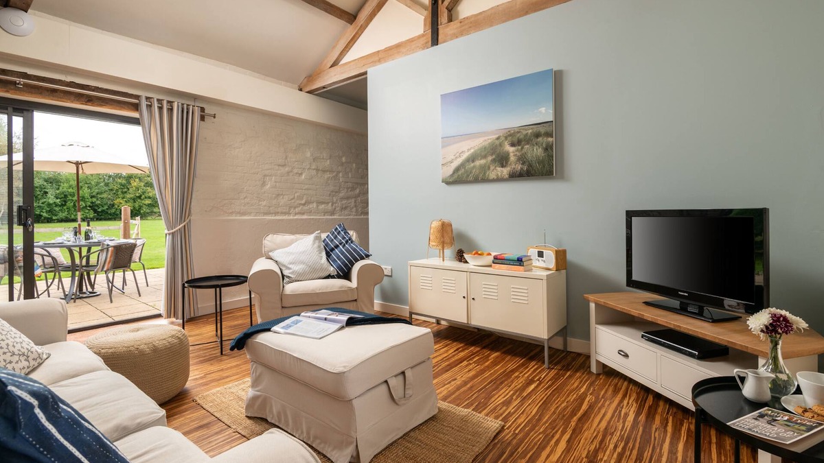 Fakenham Cottage | 2 bedroom family friendly barn conversion, luxury indoor heated pool, games room & tennis courts clo