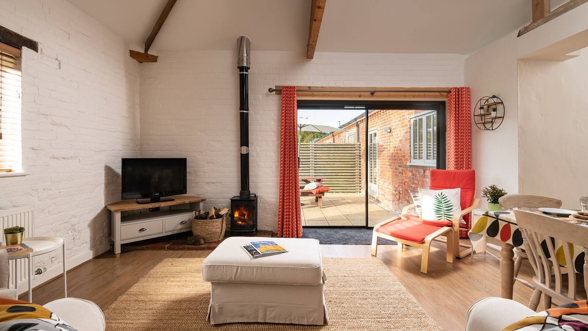 Sculthorpe Cottage | 2 bedroom family friendly barn conversion, luxury indoor heated pool, games room & tennis courts clo