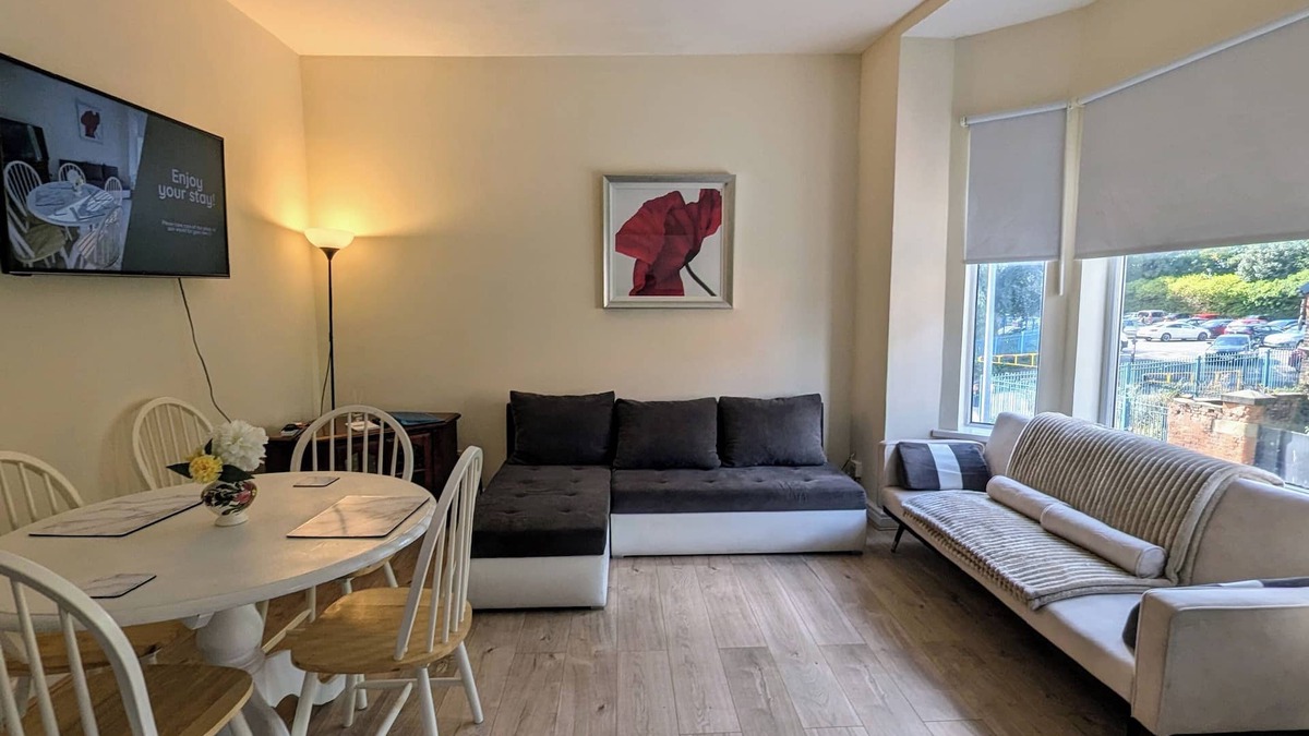 Salford Apartment | 2 Bedroom flat in Manchester. Close to city centre and Heaton Park.
