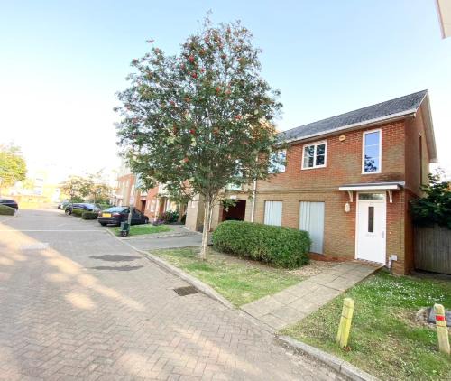 Redhill Apartment | 2 Bedroom Flat near Redhill train station, easy access to Gatwick & London