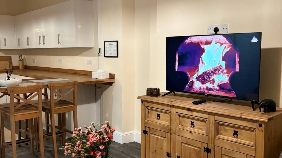 Penarth Apartment | 2-bedroom flat walking distance to Cardiff Bay Penarth Town Centre and Marina. n