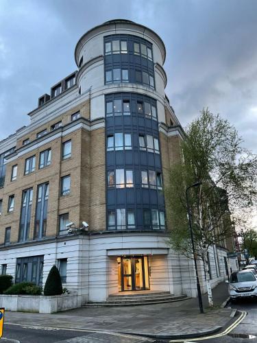 Maida Vale Apartment | 2 Bedroom Flat with 24 7 security and concierge