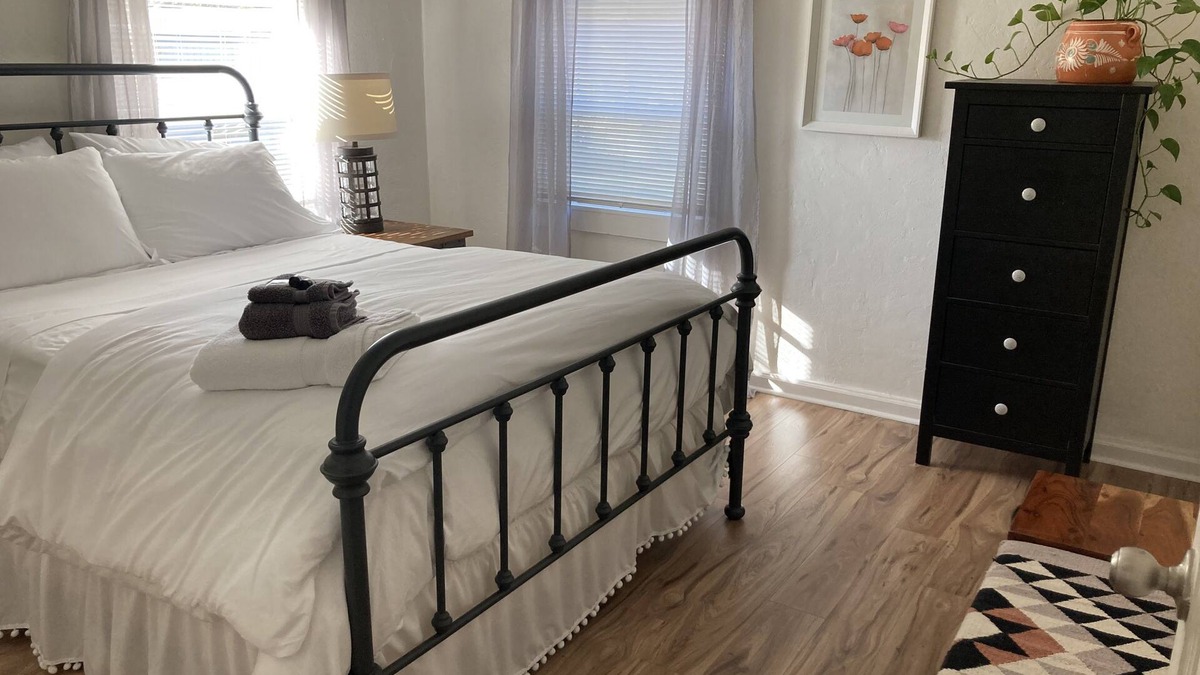 Cloverdale Apartment | 2 Bedroom Flat With Short Walk to Downtown