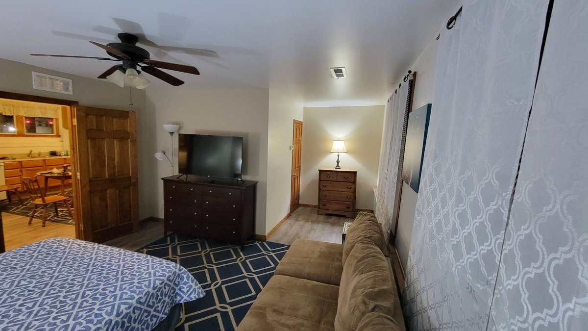 Tell City Apartment | 2 bedroom full kitchen washer/dryer 30 minutes to Holiday World Pet Friendly!