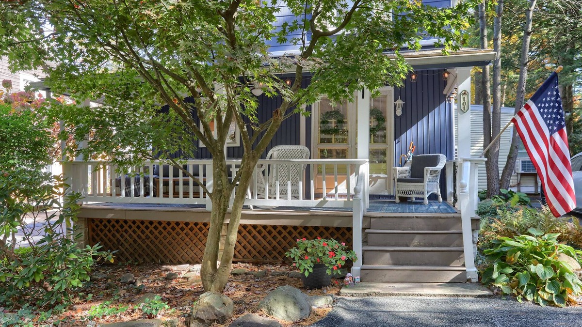 Timber Hills Cottage | 2 Bedroom fully updated cozy Mt. Gretna Cottage with parking