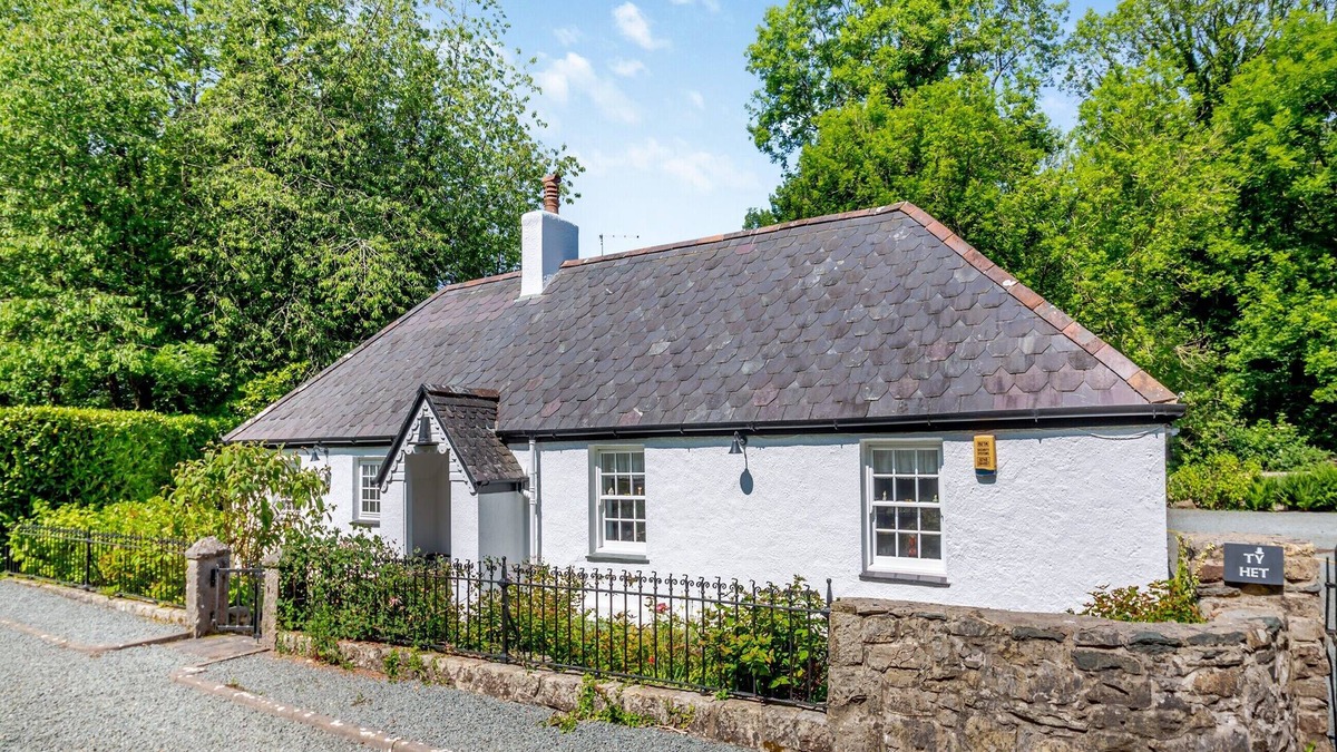 Llanddaniel Fab Cottage | 2 bedroom accommodation in Llanfairpwllgwyngyll, Anglesey