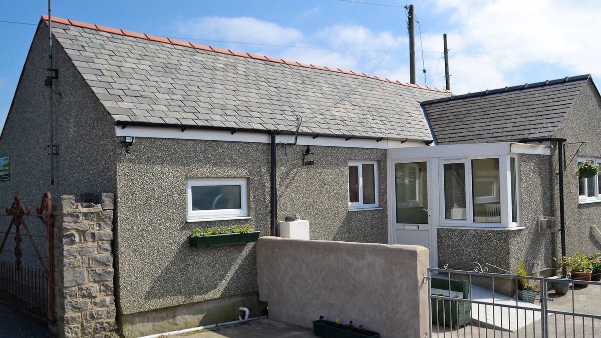 Dwyran Cottage | 2 bedroom accommodation in Newborough, near Llangefni