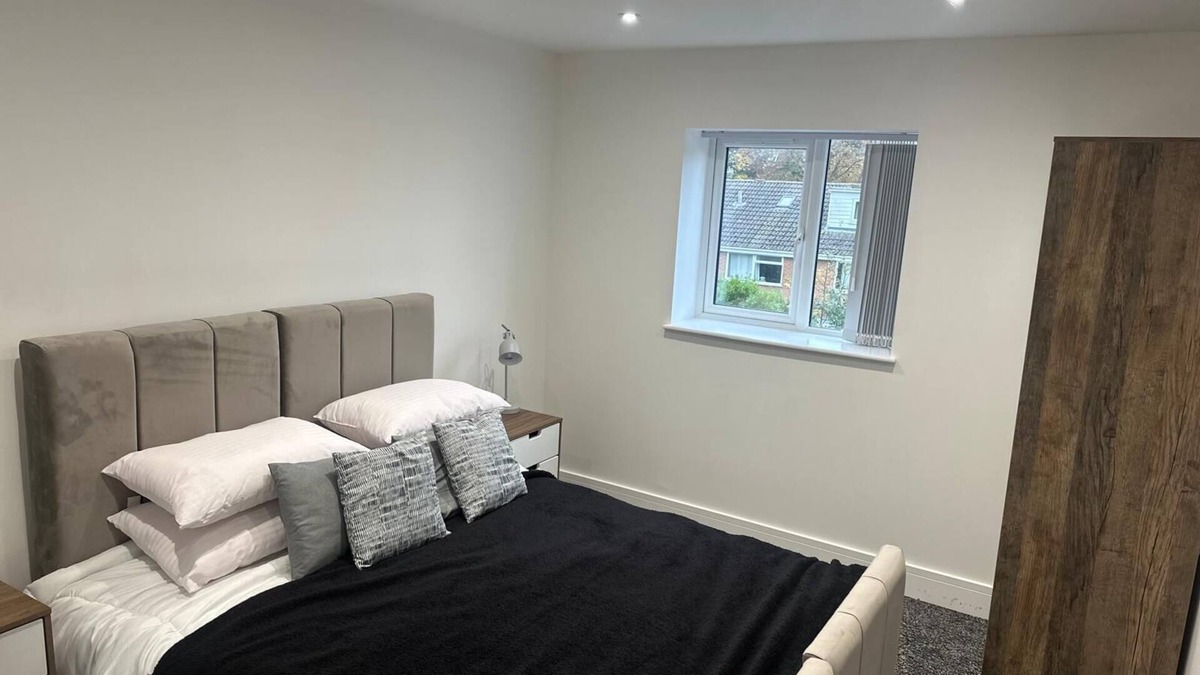 Long Eaton Apartment | 2-Bedroom Gem: Travel Easily Between Cities