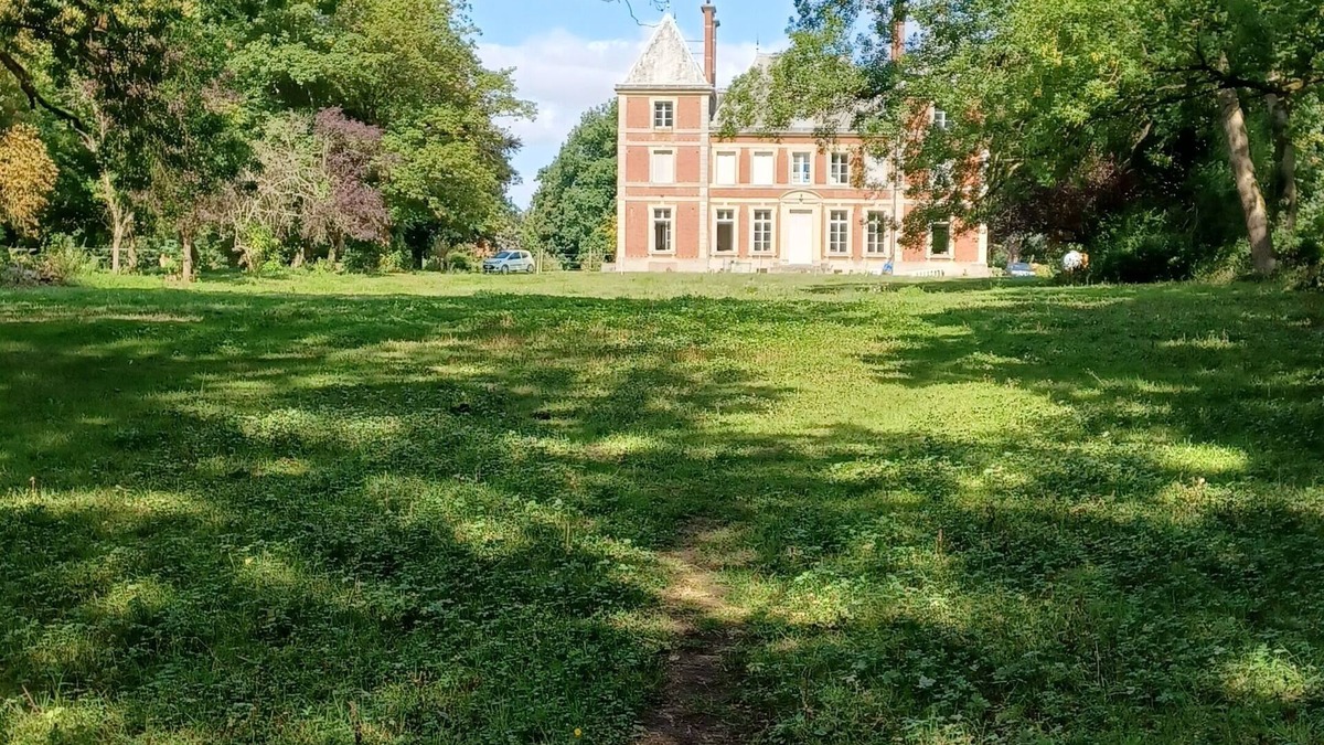 Hinacourt Other | 2-bedroom gite for 4 people in a castle with park, pond, orchard, etc.