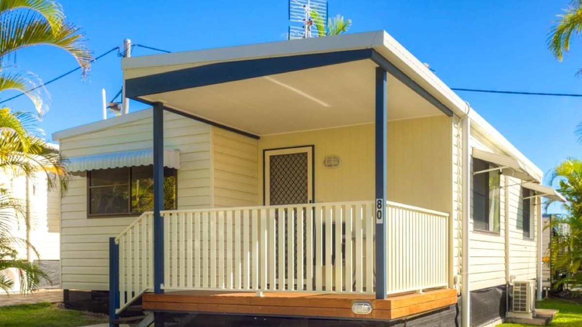 Alexandra Headland Cabin | 2 Bedroom Holiday Home 4 Berth - 2 Bedroom Holiday Home 4 Berth