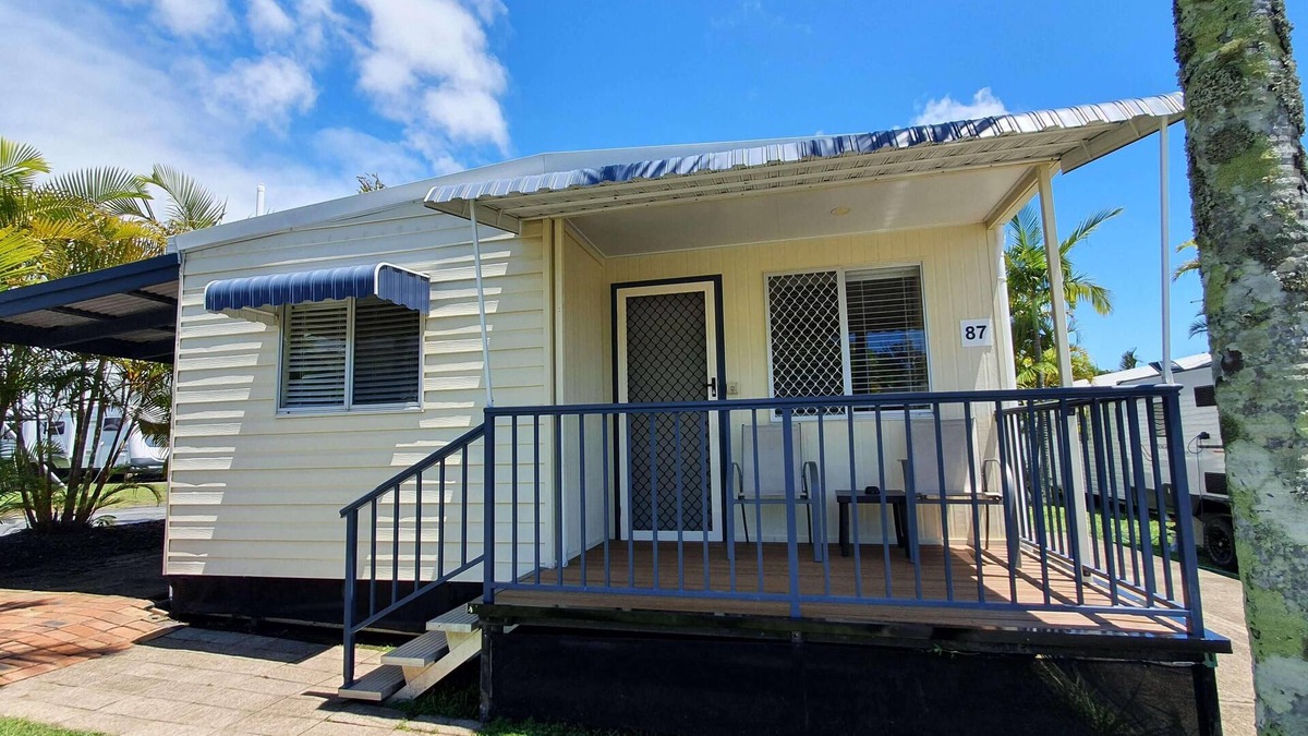 Alexandra Headland Cabin | 2 Bedroom Holiday Home 5 Berth - 2 Bedroom Holiday Home 5 Berth