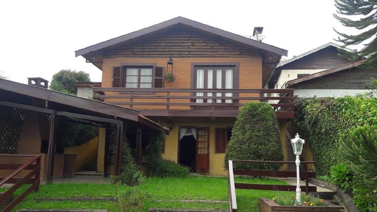 Jardim Andira House | 2 bedroom house and 1 suite in a quiet location with beautiful mountain views