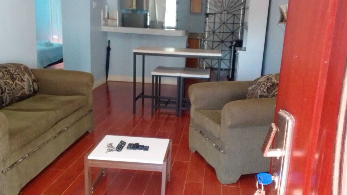 Spalding House | 2 bedroom home in Spalding Manchester w/queen bed, kitchen dining & living room