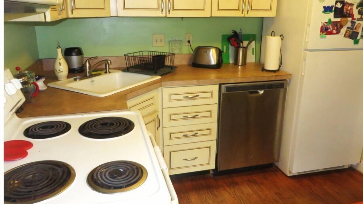 Loveitts Field House | 2 bedroom home, walk to beach, 10 minute drive to Portland. 30 day minimum stay