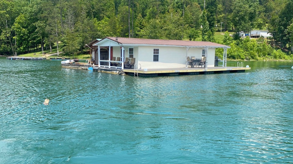 Speedwell Boat Rental | 2-bedroom house boat in charming Speedwell with AC