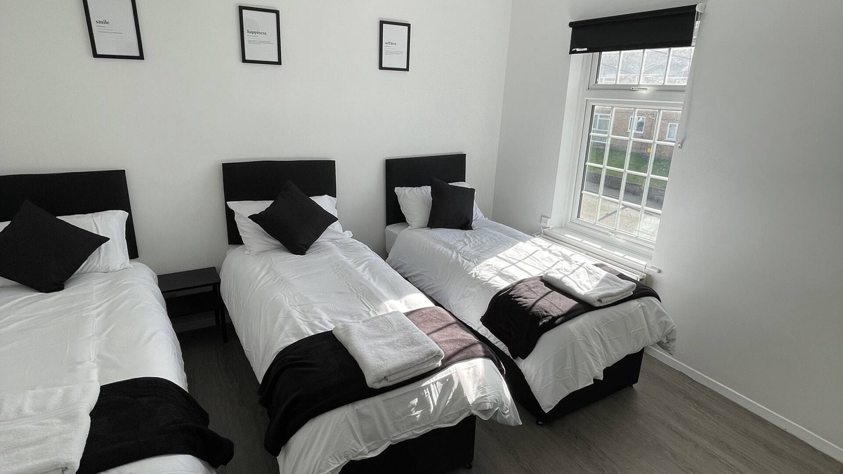Warley House | 2 bedroom house Brentwood , Monochrome Emerald