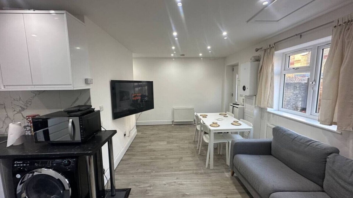 Lewisham House | 2 Bedroom house,BrownhillRd SE6
