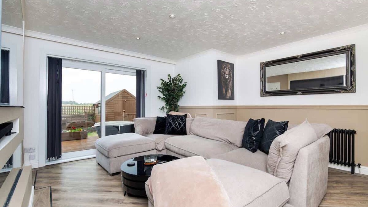 Rosyth House | 2 Bedroom House-Free Parking