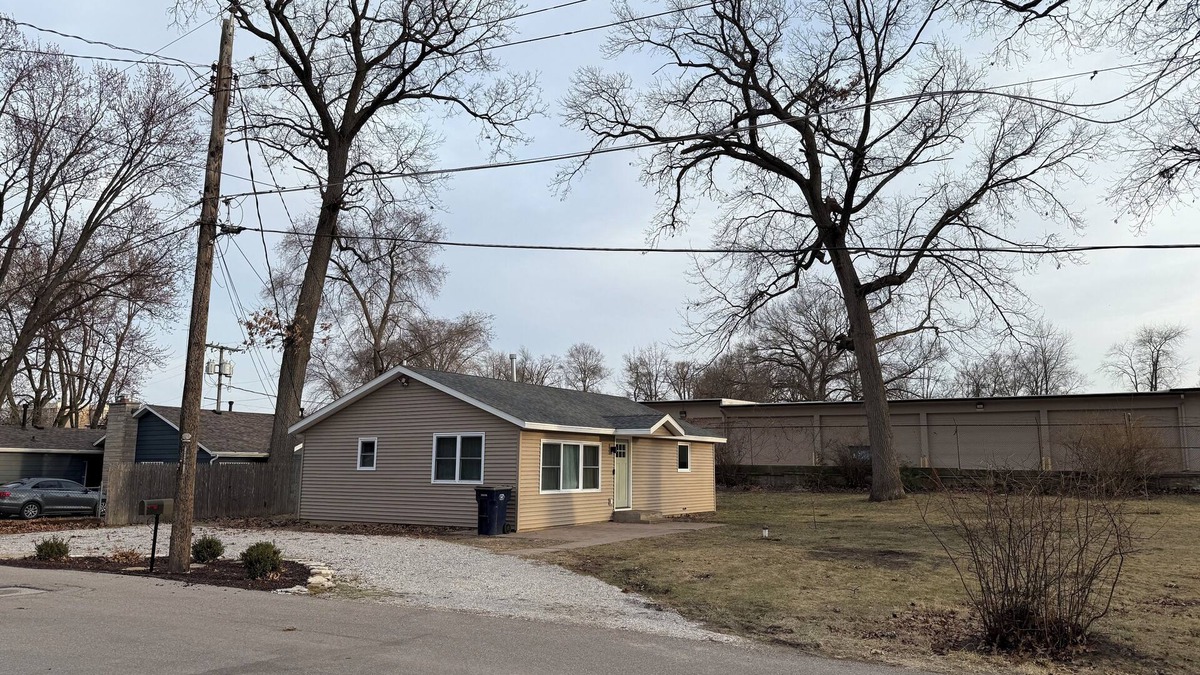 Warsaw House | 2-bedroom house in Warsaw, Indiana close to Winona Lake