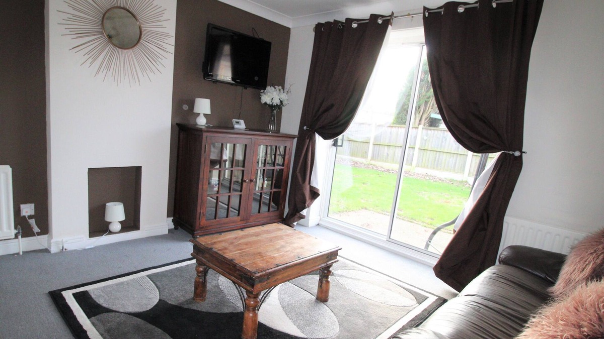 Kirk Sandall House | 2 Bedroom House - Private Large Garden & Parking - Quiet Cul De Sac Location