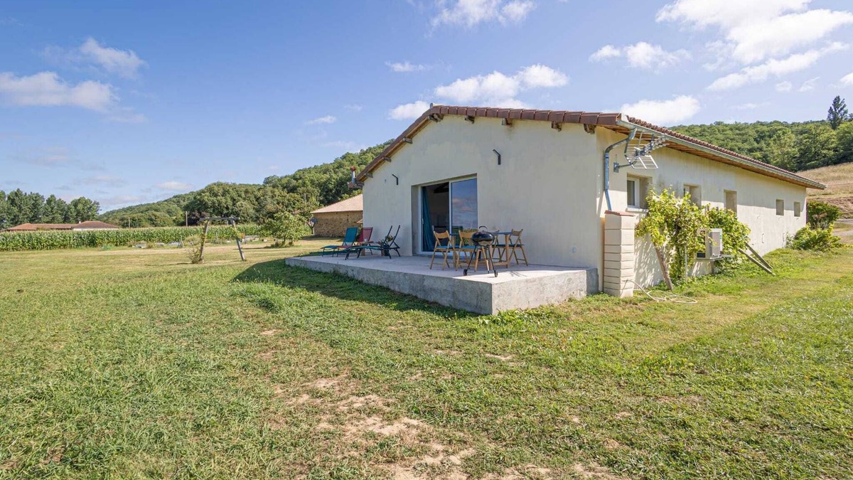 Sauviac House | 2-bedroom house with AC and WiFi in peaceful Sauviac with view over the Pyrénées