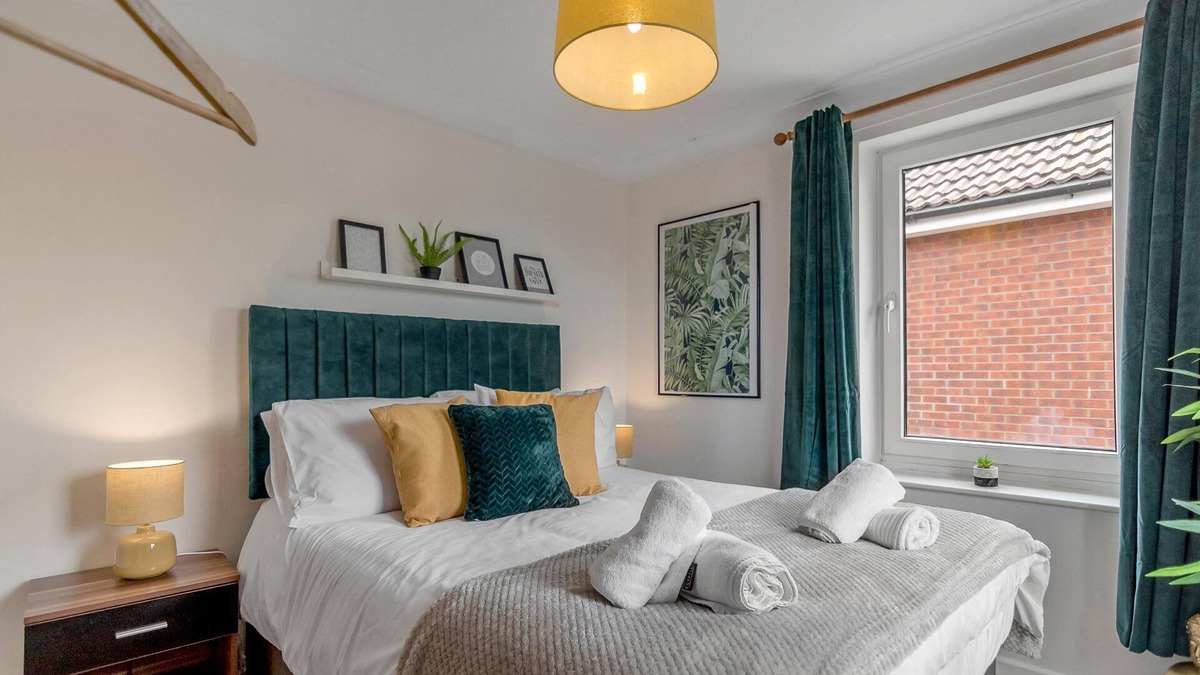 Norwich Apartment | 2 Bedroom house with Fully Equiped Kitchen, Free Parking & 390 Mbps, Large TV, close to the airport.