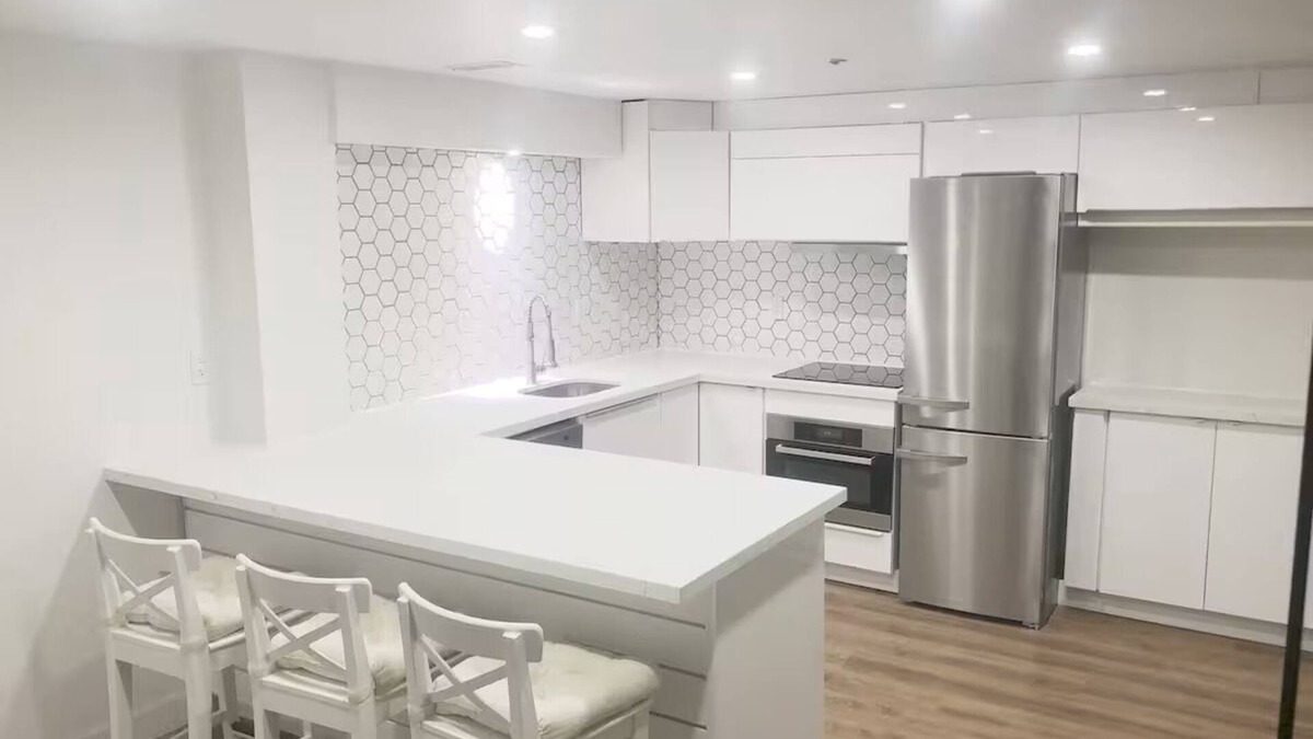 East Danforth House | 2 bedroom Laneway house in great area near subway