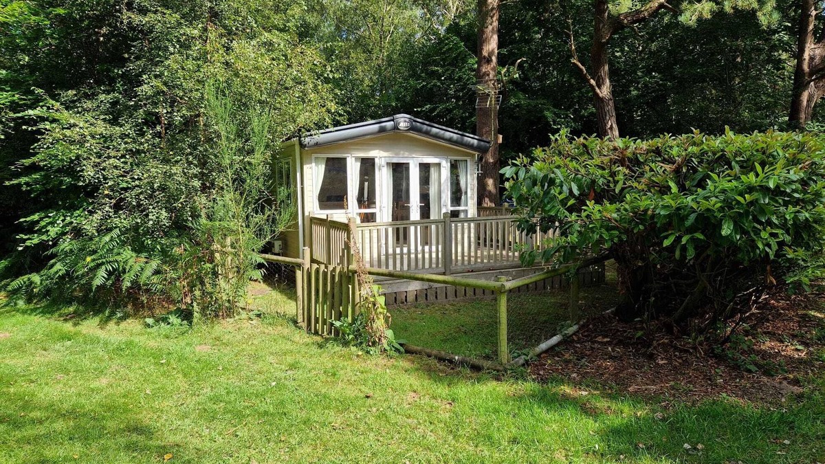 Weybourne Cabin | 2 Bedroom Lodge, Sleeps 6. Pets Welcome