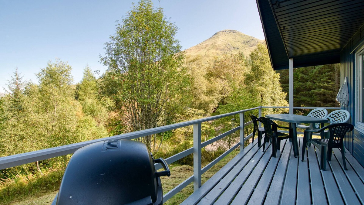 Crianlarich Cabin | 2 bedroom lodge with stunning loch, mountain views