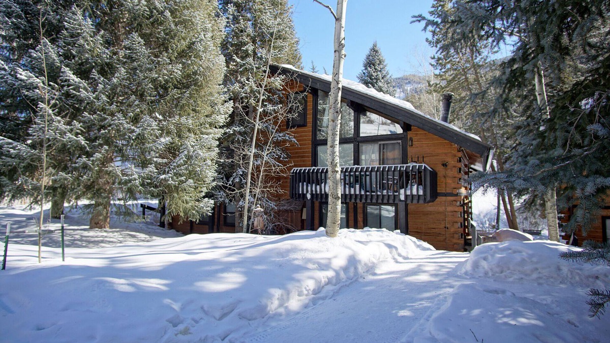 Vail House | 2 Bedroom + Loft On Gore Creek & Free Bus Route