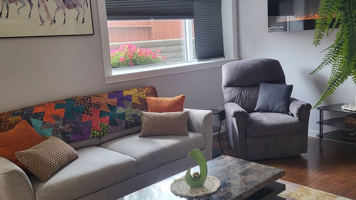 Inglewood House | 2-bedroom lower suite. 10 mins to downtown, Calgary Zoo, Saddledome & Max Bell