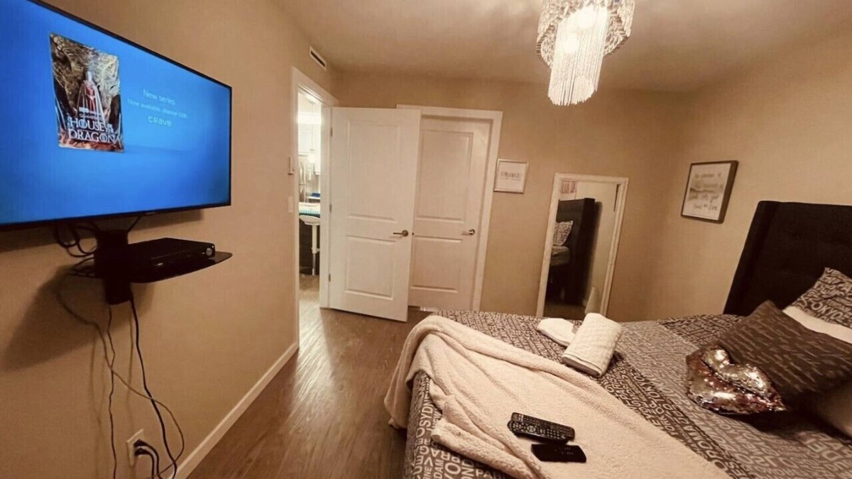 Tuxedo Condo | 2 BEDROOM LUXUARY CONDO- FREE PARKING & POOL