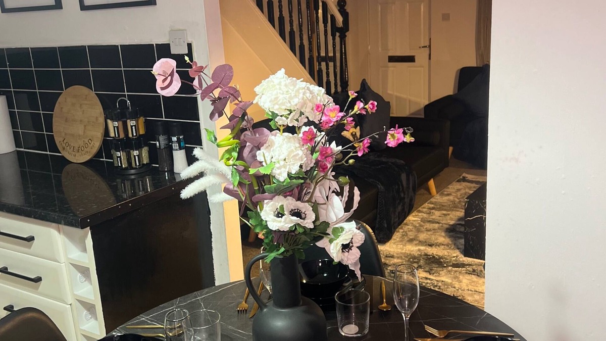 Farnworth House | 2 bedroom luxurious cosy house in Manchester
