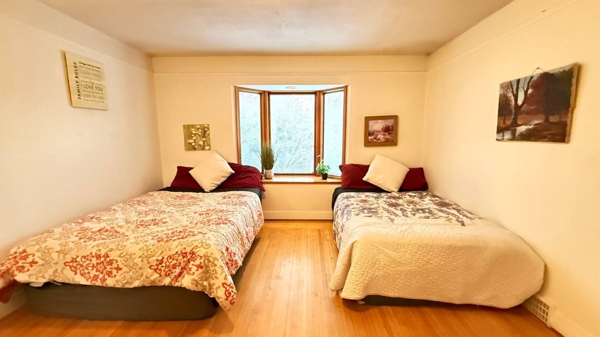 West Point Grey House | 2 Bedroom Main Floor Near Kitsilano Beach, Downtown and UBC