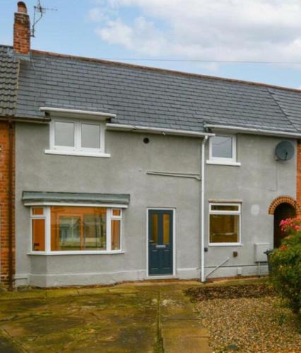 Ilkeston House | 2 bedroom minimalist home from home with parking
