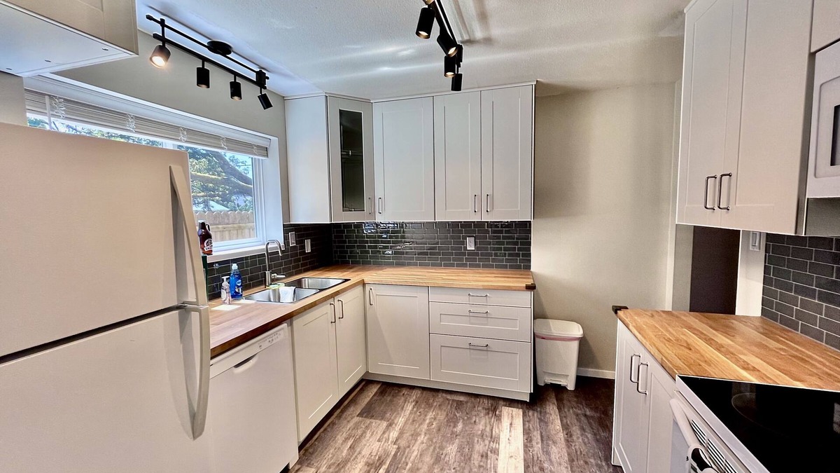 Central Lonsdale House | 2 bedroom modern guest suite with AC!