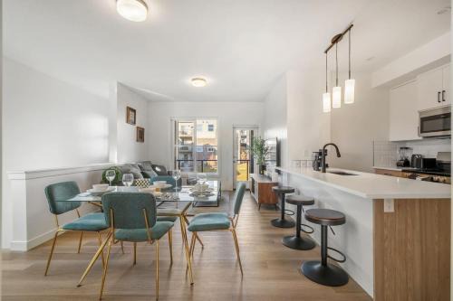 Springbank Hill House | 2 Bedroom Modern Townhouse Near Aspen Landing with Garage Parking, Fast Wi-Fi, Office, 2 Full Baths & Netflix