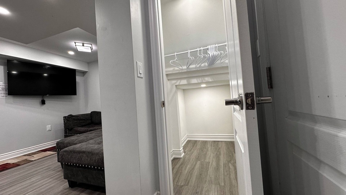 Churchill Meadows Apartment | 2 Bedroom Oasis: Inviting Comfort in Mississauga
